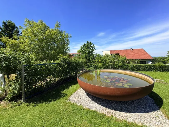 Baugrund 988 m² | Ebene Siedlungslage | Vollbepflanzt mit Pool & Brunnen | Christkindl – unweit Steyr - Bild