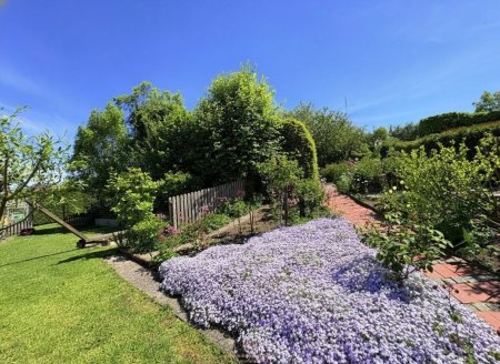 Baugrund 988 m² | Ebene Siedlungslage | Vollbepflanzt mit Pool & Brunnen | Christkindl – unweit Steyr