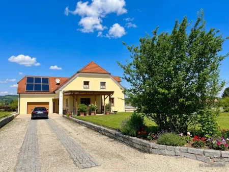 Traditionsweingut Kamptal | 8,5 ha Spitzenlagen | Seit 1776 | Moderner Edelstahlkeller | Elsarn im Straßertal, NÖ