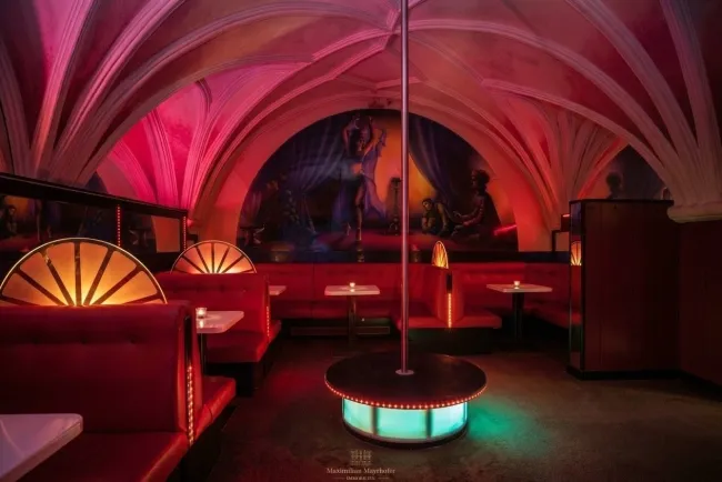 Konzessioniertes Etablissement | Gebäude 1477 | Kreuzgewölbe-Bar | 11 Zimmer | Sofort betriebsbereit | Steyr, OÖ - Titelbild