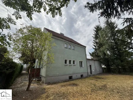 Renovierungsbedürftiges Wohnhaus mit großem Potenzial auf sonnigem, uneinsehbarem Grundstück