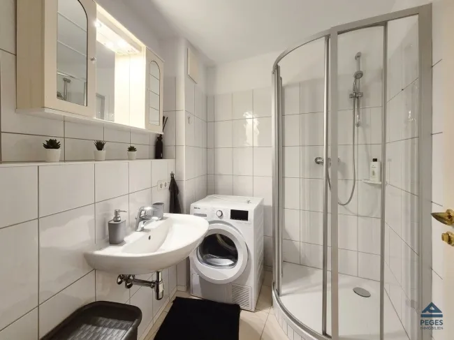 Bad mit Dusche und WC
