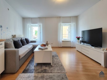 Wohnraum mit Blick Richtung Fenster (Kleizergasse)