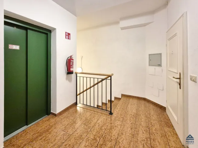 Treppenhaus mit Lift und Zugang zu Kellerabteilen
