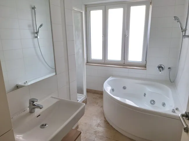 Helle 2-Zimmer Wohnung, Gebäude komplett saniert, ruhige Lage - Bild