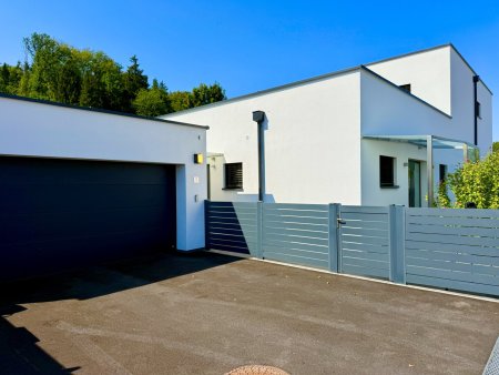 Moderne Traumimmobilie mit Pool, PV-Anlage & Top-Ausstattung