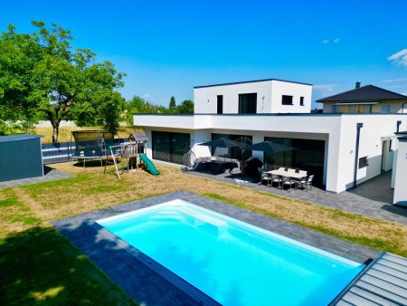 Moderne Traumimmobilie mit Pool, PV-Anlage & Top-Ausstattung