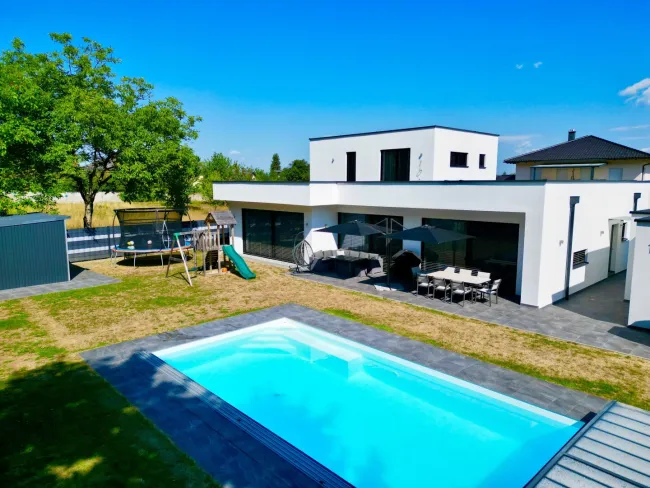 Moderne Traumimmobilie mit Pool, PV-Anlage & Top-Ausstattung - Titelbild