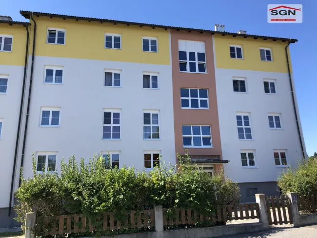 Geräumige 4-Zi-Wohnung in Groß-Siegharts mit Loggia, Garage & Südwestbalkon, - Titelbild