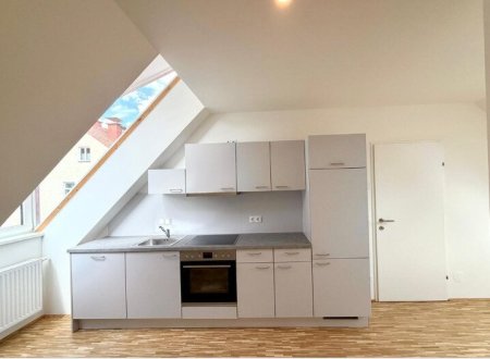 *DG-Wohnung inkl. Küche möbliert am Lendplatz*