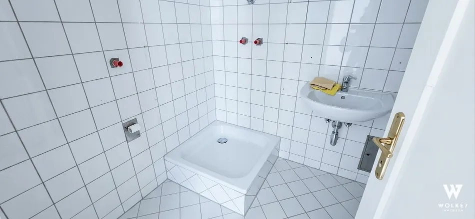 1 Zimmer Wohnung mit Potenzial auf 2 Zimmer – Lift und zentrale Lage in Schwechat - Bild
