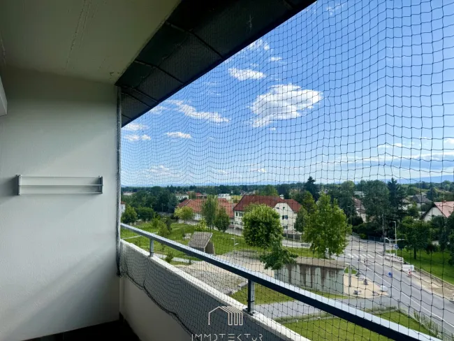 WOHNEN MIT WEITBLICK: Helle 2,5-Zimmer-Wohnung mit Loggia und traumhaftem Fernblick über Liebenau - Bild