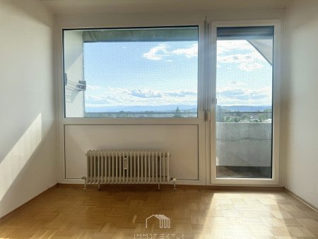 WOHNEN MIT WEITBLICK: Helle 2,5-Zimmer-Wohnung mit Loggia und traumhaftem Fernblick über Liebenau