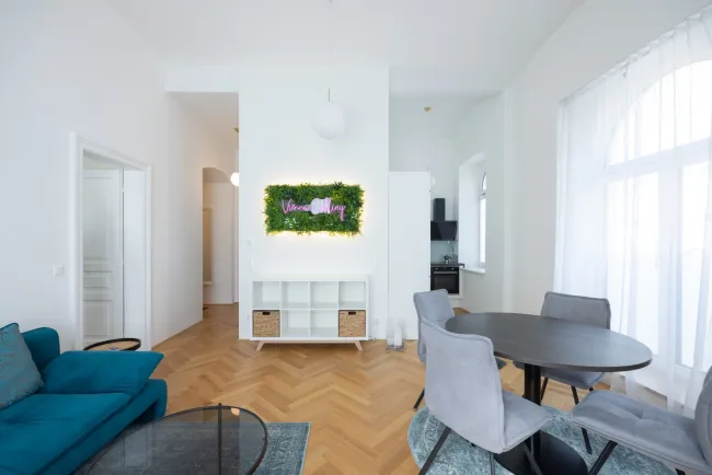 Stilvolle 2 Zimmer-Wohnung in generalsaniertem Altbau - Titelbild