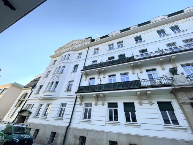 Exklusive Mansardenwohnung in elegantem Jugendstilpalais – Zentrale Lage – Atemberaubender Blick über die Innenstadt von Baden - Titelbild