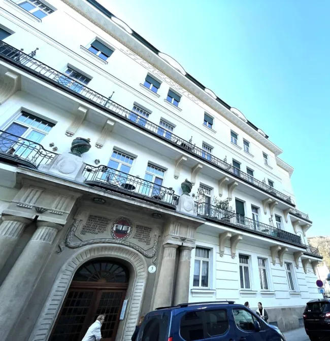 Exklusive Mansardenwohnung in elegantem Jugendstilpalais – Zentrale Lage – Atemberaubender Blick über die Innenstadt von Baden - Bild