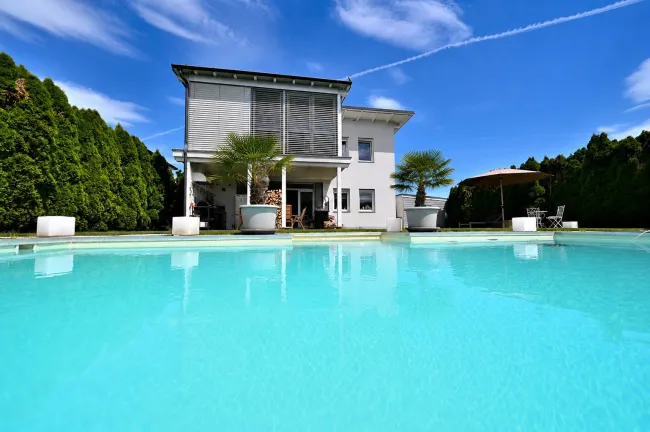 Modernes Einfamilienhaus *** beheizbarer Pool *** Outdoorküche *** - Titelbild