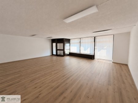 Helles Geschäftslokal mit 94 m² | Großzügige Verkaufsfläche | Top Sichtbarkeit an der Ortsstraße in Biedermannsdorf