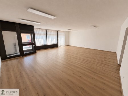 Helles Geschäftslokal mit 94 m² | Großzügige Verkaufsfläche | Top Sichtbarkeit an der Ortsstraße in Biedermannsdorf