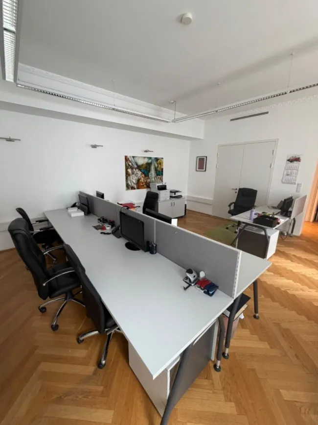 Repräsentatives, vollmöbliertes Büro am Schillerplatz – 117 m² | Coworking-Bereich & Besprechungsraum - Titelbild