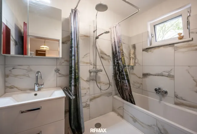Bad inkl. Wanne und Dusche sowie Waschbecken, renoviert
