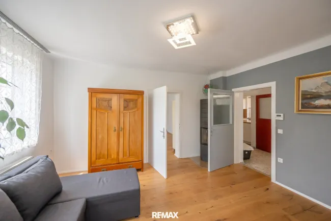 Wohnzimmer mit Kamin/Sichtfenster