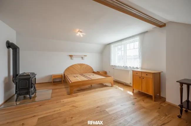 Schlafzimmer mit Holzofen