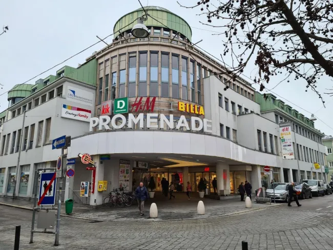Traumstandort: Gastrofläche beim Eingang des Einkaufszentrums Promenade in St. Pölten - neben H&M, bei Billa - Bild