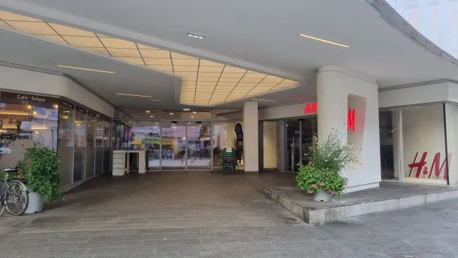 Traumstandort: Gastrofläche beim Eingang des Einkaufszentrums Promenade in St. Pölten - neben H&M, bei Billa - Titelbild