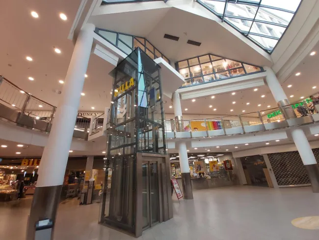 Traumstandort: Gastrofläche beim Eingang des Einkaufszentrums Promenade in St. Pölten - neben H&M, bei Billa - Bild