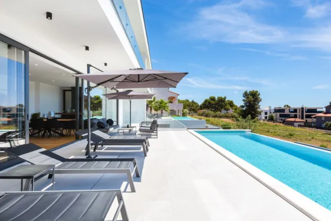 Exklusive Designer-Villa mit Infinity-Pool und Wellnessbereich - Bild
