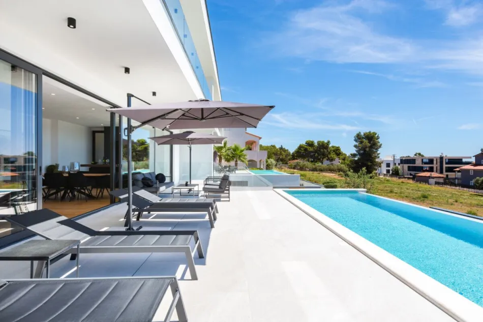 Exklusive Designer-Villa mit Infinity-Pool und Wellnessbereich - Bild
