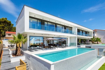 Exklusive Designer-Villa mit Infinity-Pool und Wellnessbereich