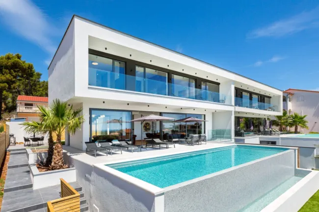 Exklusive Designer-Villa mit Infinity-Pool und Wellnessbereich - Titelbild