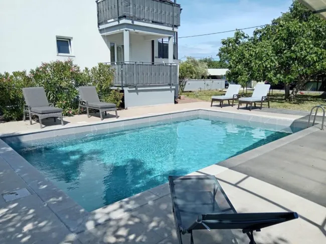 Wunderschöner-Mediterraner Wohnraum in Pula : Moderne 3 Zimmer - Wohnung- mit Privat- Pool , Garten& Grillecke - Bild