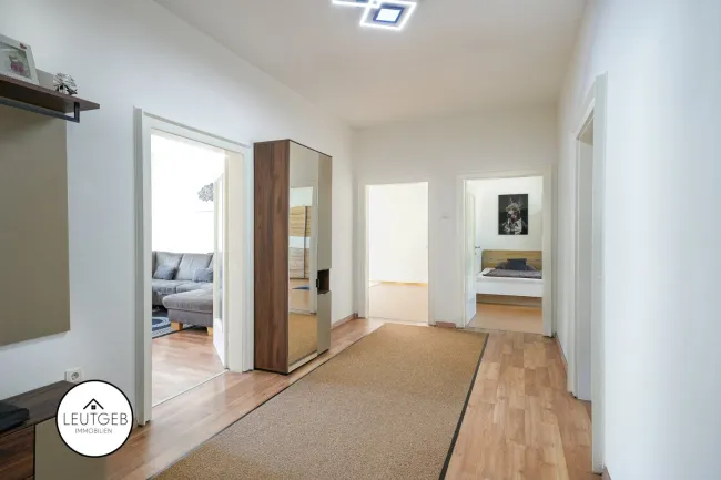 Zentrale Lage und modern ausgestattet – 4-Zimmerwohnung mit Balkon zum Wohlfühlen. - Bild