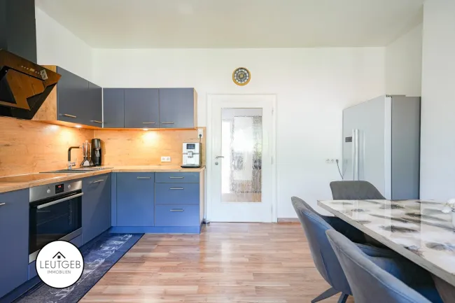 Zentrale Lage und modern ausgestattet – 4-Zimmerwohnung mit Balkon zum Wohlfühlen. - Bild