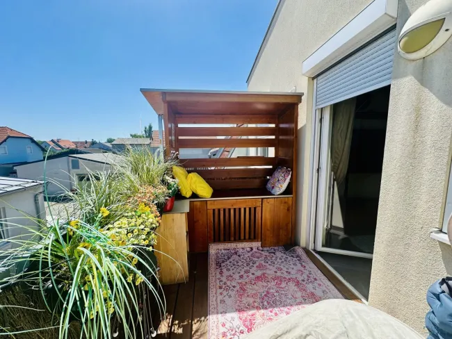 Charmante 3-Zimmer - DG Wohnung mit Balkon, Garage & Klimaanlage in Kottingbrunn - WBF Übernahme möglich - Titelbild