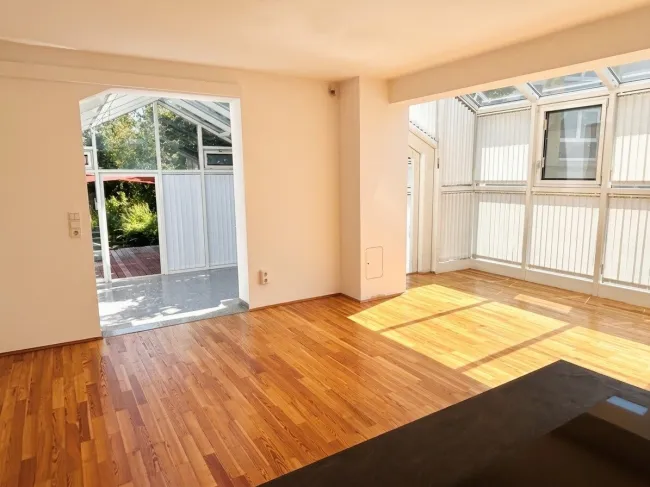 Wohn- Essbereich mit Blick zum Wintergarten