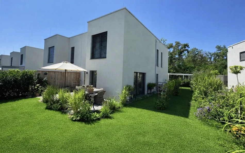 HOCHWERTIGES SEEHAUS + PRIVATEM SEEZUGANG + GARTEN - 35 MIN VON WIEN ENTFERNT - Bild