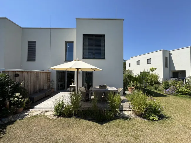 HOCHWERTIGES SEEHAUS + PRIVATEM SEEZUGANG + GARTEN - 35 MIN VON WIEN ENTFERNT - Bild