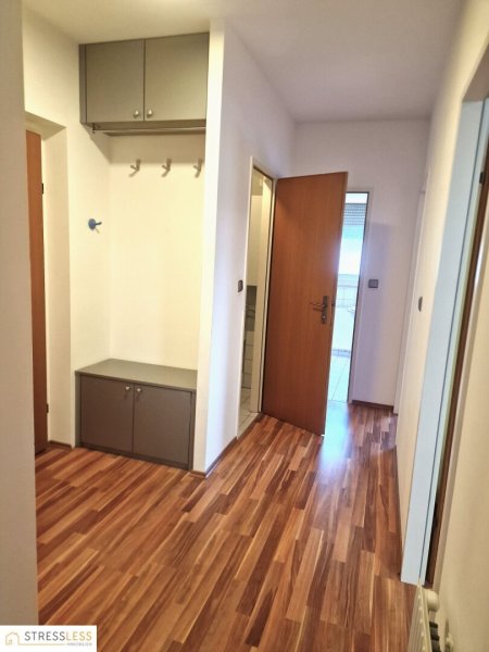 PROVISIONSFREI! Koffer packen und einziehen! Sofort beziehbare 2 Zimmerwohnung mit verglaster Loggia und Parkplatz!