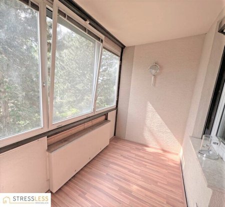 PROVISIONSFREI! Koffer packen und einziehen! Sofort beziehbare 2 Zimmerwohnung mit verglaster Loggia und Parkplatz!