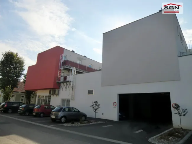 Geförderte 3-Zimmer Wohnung und überdachten PKW-Abstellplatz - Bild