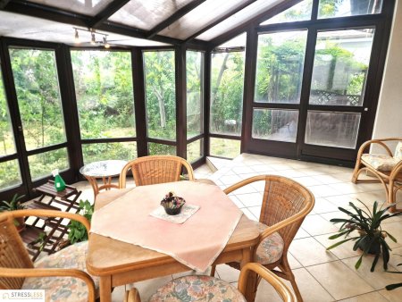 Top gepflegtes, voll unterkellertes Einfamilienhaus mit traumhaftem Wintergarten in absoluter Grünruhelage von Korneuburg!