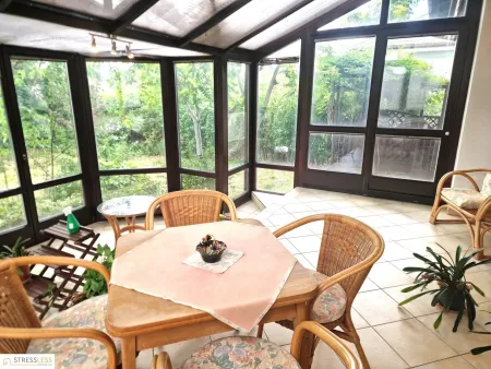 Top gepflegtes, voll unterkellertes Einfamilienhaus mit traumhaftem Wintergarten in absoluter Grünruhelage von Korneuburg!