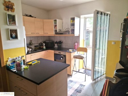 Großzügiges Zweifamilienhaus mit Ausbaupotential und Garage in zentraler Lage von Ernstbrunn! Arbeiten und Wohnung unter einem Dach!