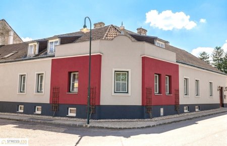 Großzügiges Zweifamilienhaus mit Ausbaupotential und Garage in zentraler Lage von Ernstbrunn! Arbeiten und Wohnung unter einem Dach!