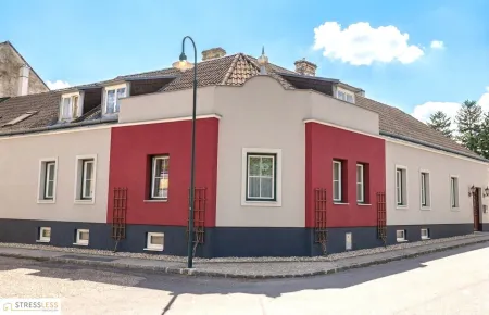 Großzügiges Zweifamilienhaus mit Ausbaupotential und Garage in zentraler Lage von Ernstbrunn! Arbeiten und Wohnung unter einem Dach!