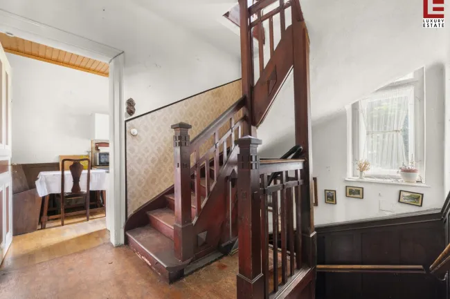 Blick in die Küche + Wendeltreppe ins UG/OG